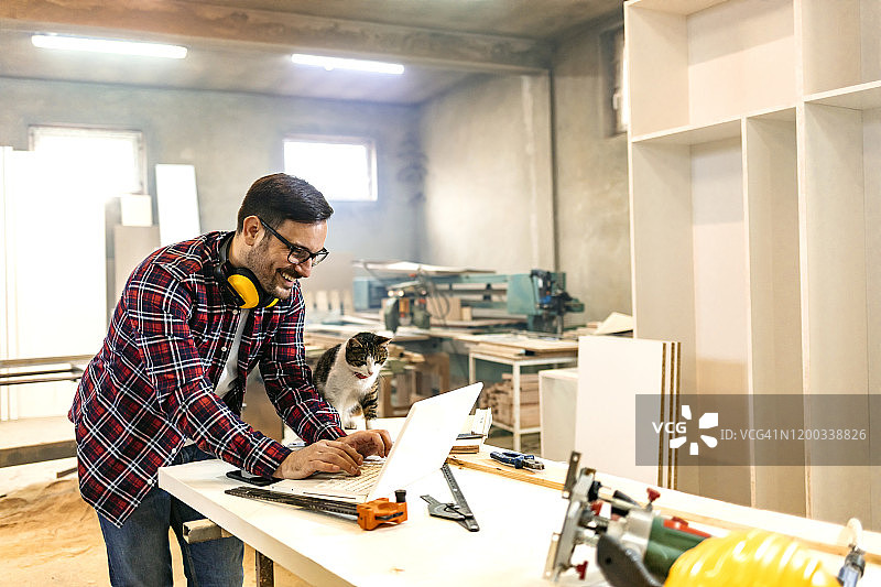 微笑的年轻学生在笔记本电脑上看网络研讨会图片素材