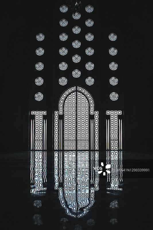 非洲摩洛哥卡萨布兰卡哈桑二世清真寺内的大门和窗户的伊斯兰图案图片素材