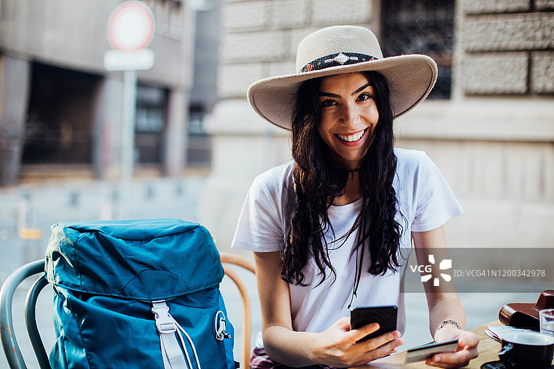 游客休息时在线购物图片素材