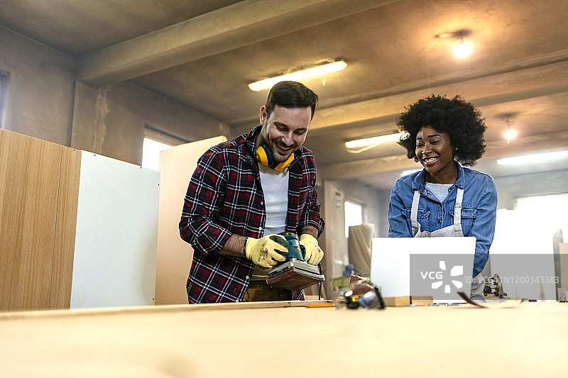 木匠在车间打磨木板图片素材