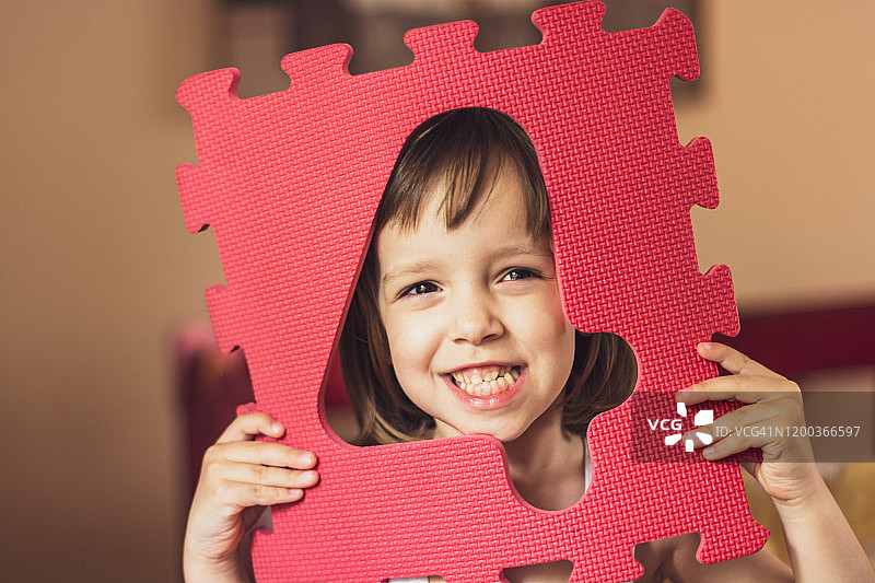 可爱的小女孩在家玩耍图片素材