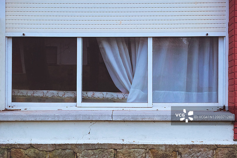 废弃房屋中的窗户图片素材