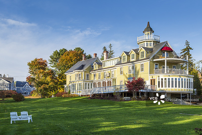 大型维多利亚式住宅的外部 фасады，周围环绕着花园图片素材