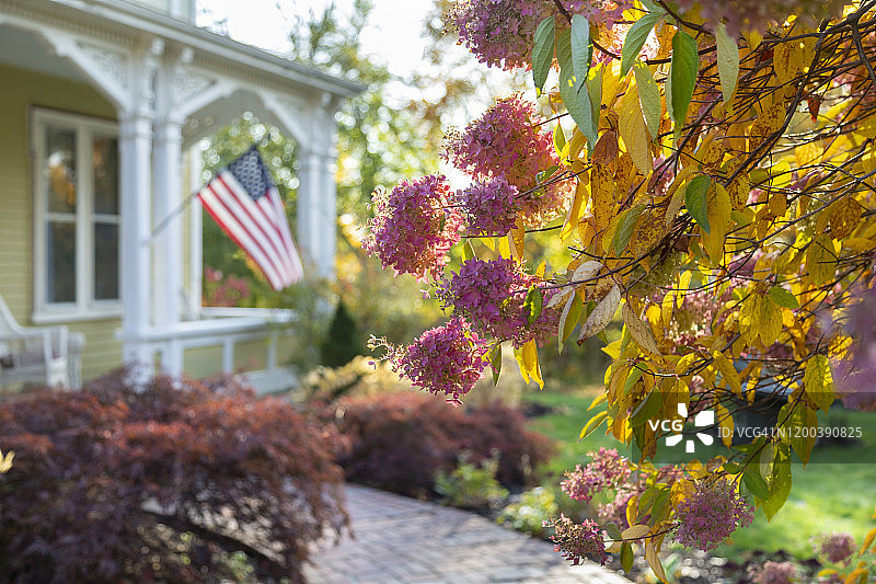 传统住宅的门廊和入口，周围环绕着花园图片素材