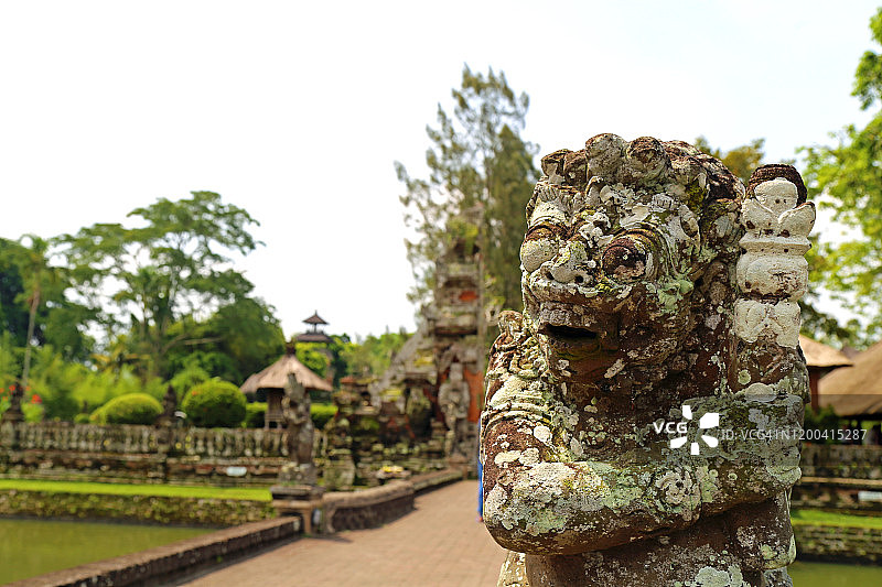 巴厘岛塔曼阿云寺的风化雕像图片素材