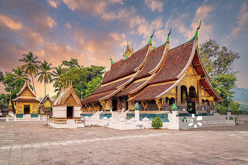 老挝琅勃拉邦香通寺的金色日落暮光图片素材