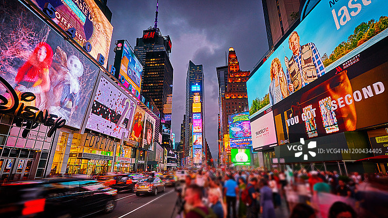 创意时代广场广告牌游客图片素材