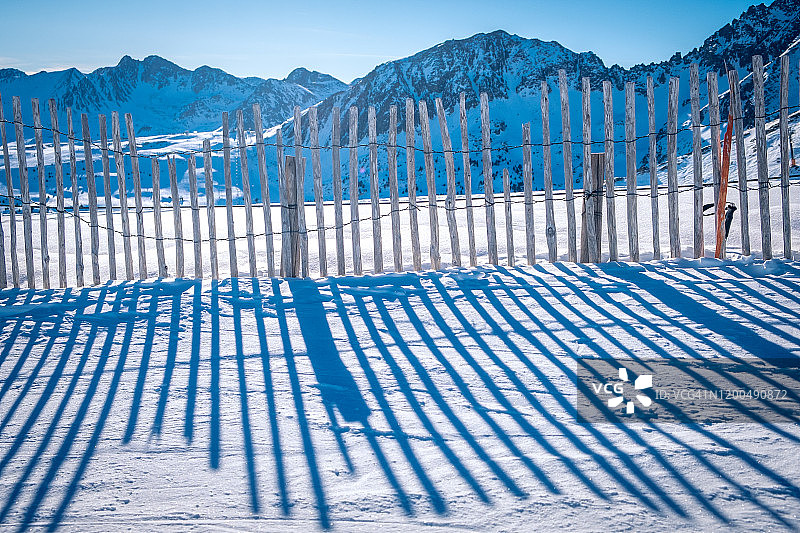 安道尔大瓦利拉滑雪场，比利牛斯山脉，山间木栅栏图片素材