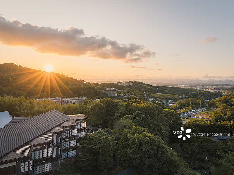 有马温泉小镇日落景色，远处是山脉和日式建筑图片素材