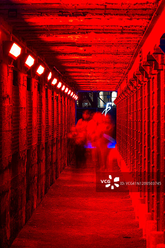 灯光隧道，人物图像模糊图片素材