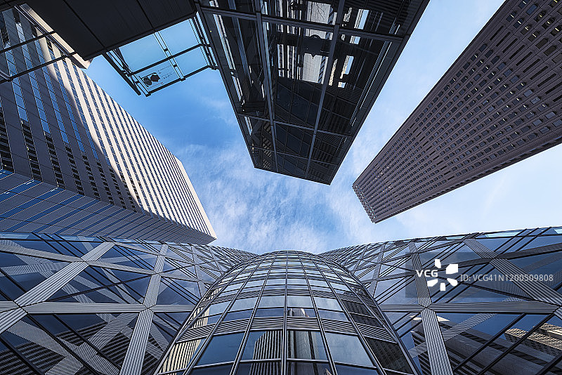 仰望摩天大楼图片素材