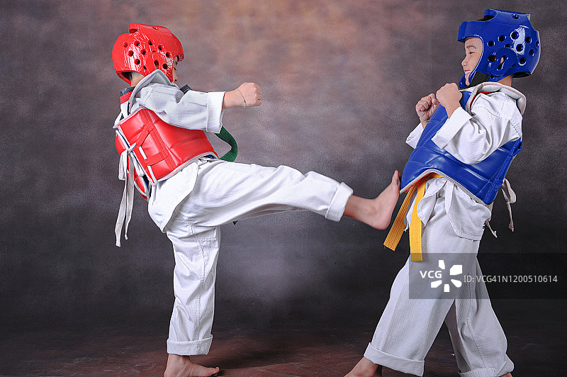 做空手道动作的男孩肖像图片素材