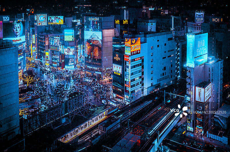 雨夜中的涩谷十字路口图片素材