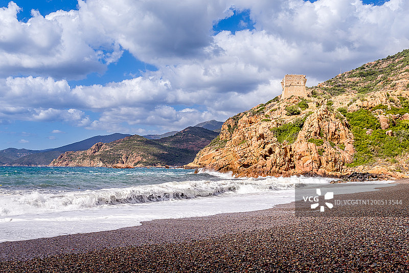 法国科西嘉岛波尔图湾、吉罗拉塔湾和斯坎多拉自然保护区及古老的热那亚瞭望塔、海滩和大海图片素材