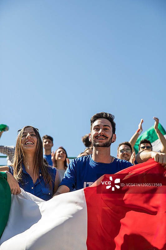 庆祝成功的意大利足球迷图片素材