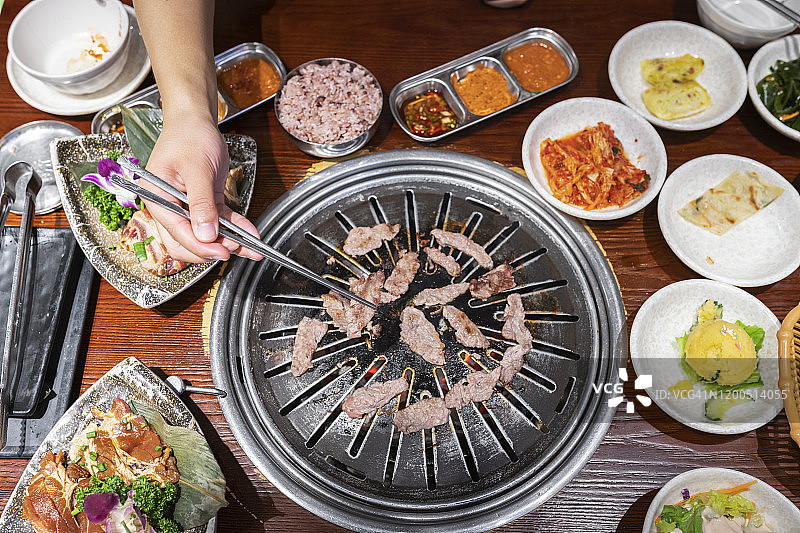 韩国烤肉和小菜图片素材
