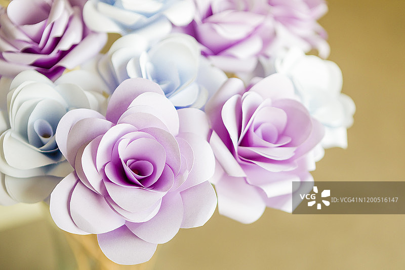 意大利伦巴第的紫白色纸质折纸玫瑰图片素材
