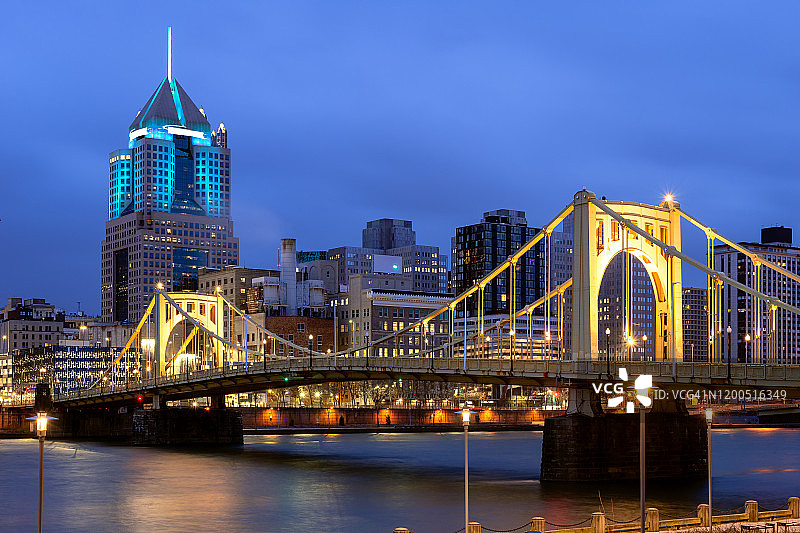 美国宾夕法尼亚州匹兹堡市阿勒格尼河上的罗伯托·克莱门特大桥图片素材