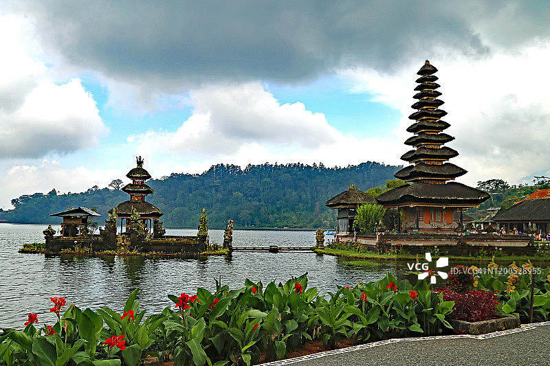 巴厘岛乌伦达努·布拉坦水上寺庙图片素材