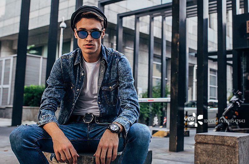 戴帽子的现代年轻人图片素材