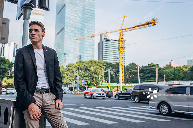 站在街上的帅气男人图片素材
