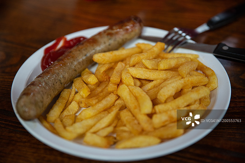 德式烤香肠和炸薯条图片素材
