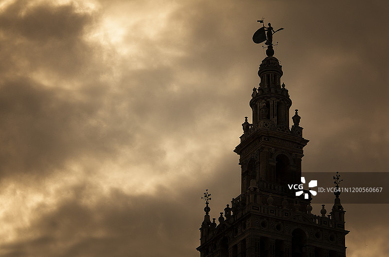 戏剧性天空下的吉拉尔达图片素材