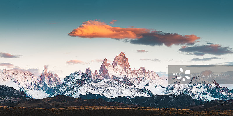 阿根廷巴塔哥尼亚菲茨罗伊山脉和托雷峰全景图片素材