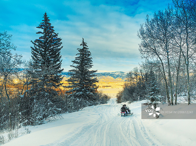 在美国科罗拉多州驾驶雪地摩托图片素材
