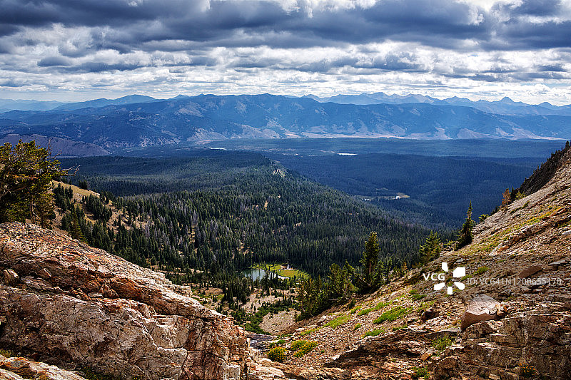从锯齿荒野汤普森峰底部看到的爱达荷州斯坦利锯齿山和白云山之间的山谷（夏季午后高角度）图片素材