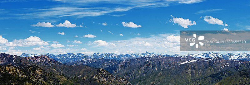 从爱达荷州中部的杰克逊峰看到的初夏白雪覆盖的锯齿山西侧的全景图片素材