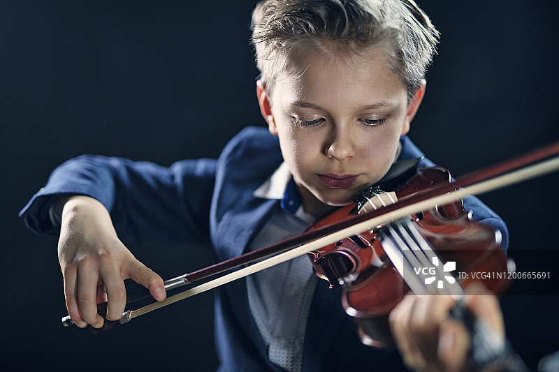 小男孩和小提琴图片素材