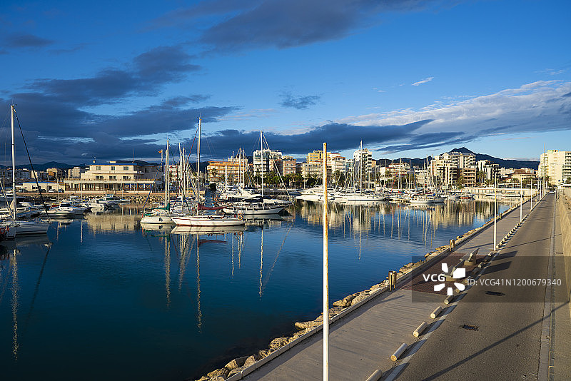 西班牙瓦伦西亚甘迪亚格劳码头的船只图片素材