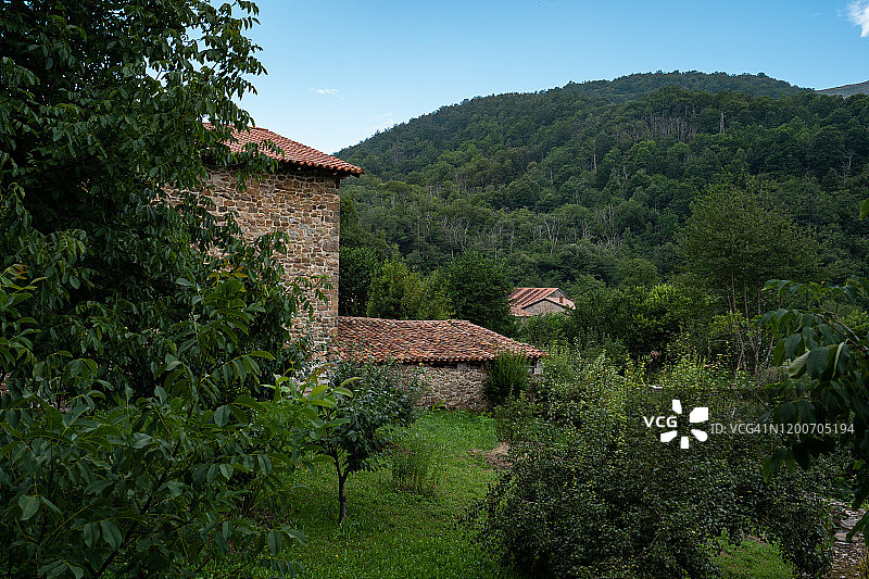 被大自然环绕的石头房子图片素材