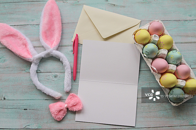 桌面上的空白复活节卡片图片素材