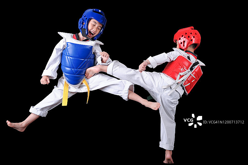 在健身房做空手道跆拳道动作的年轻聪明亚洲儿童的肖像图片素材