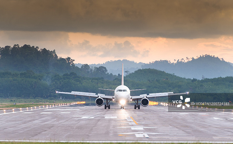 客机在亚洲机场清晨着陆前图片素材