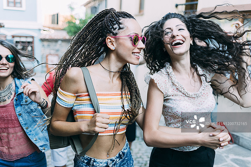 年轻人玩得开心图片素材