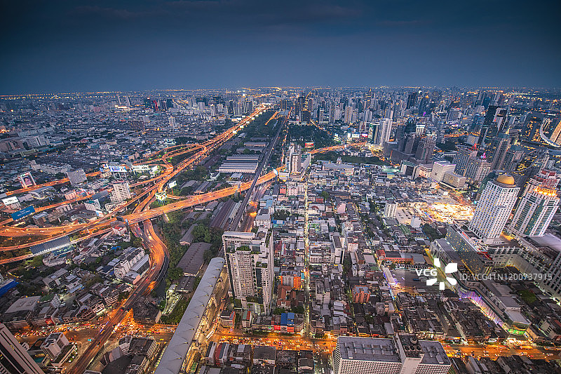 泰国曼谷中央商务区城市景观（黄昏鸟瞰）图片素材