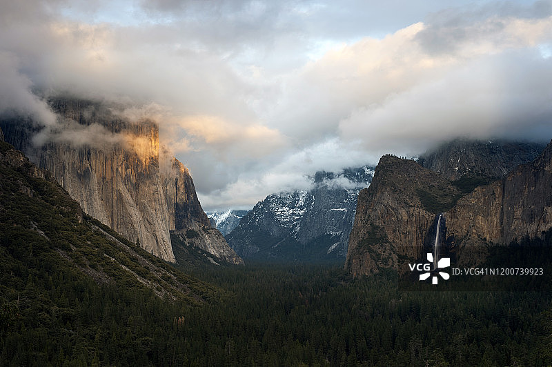 优胜美地国家公园隧道景观图片素材