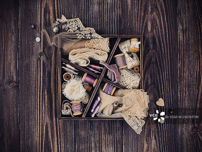 装有针线、蕾丝、丝带和线线的木盒工具图片素材