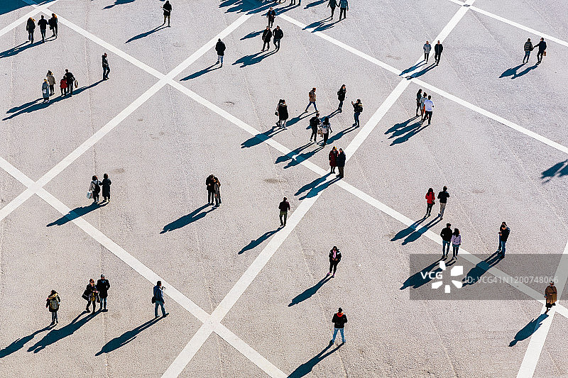 阳光明媚的城镇广场图片素材