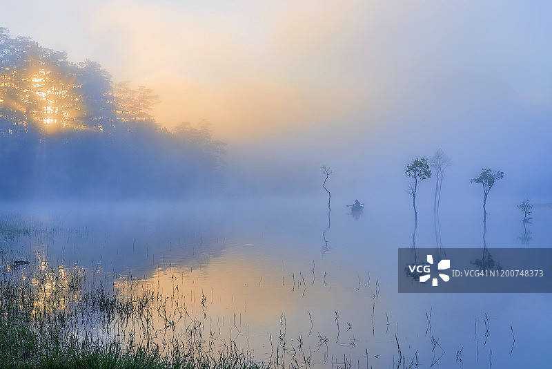 越南泉林湖日出雾景与抽象艺术图片素材