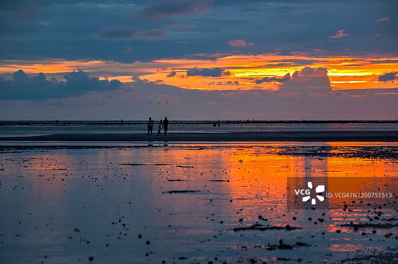 海滩日落美景与剪影图片素材