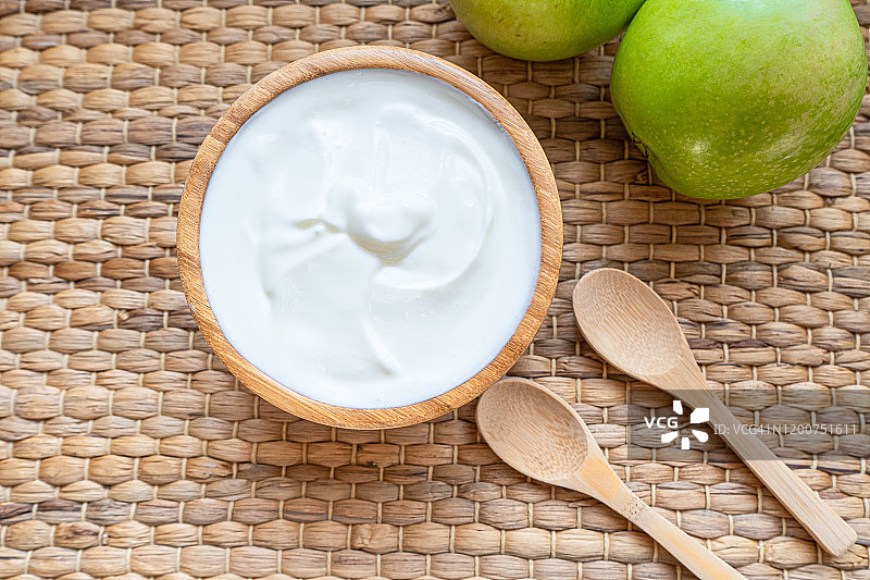 以新鲜希腊酸奶为背景的健康早餐图片素材