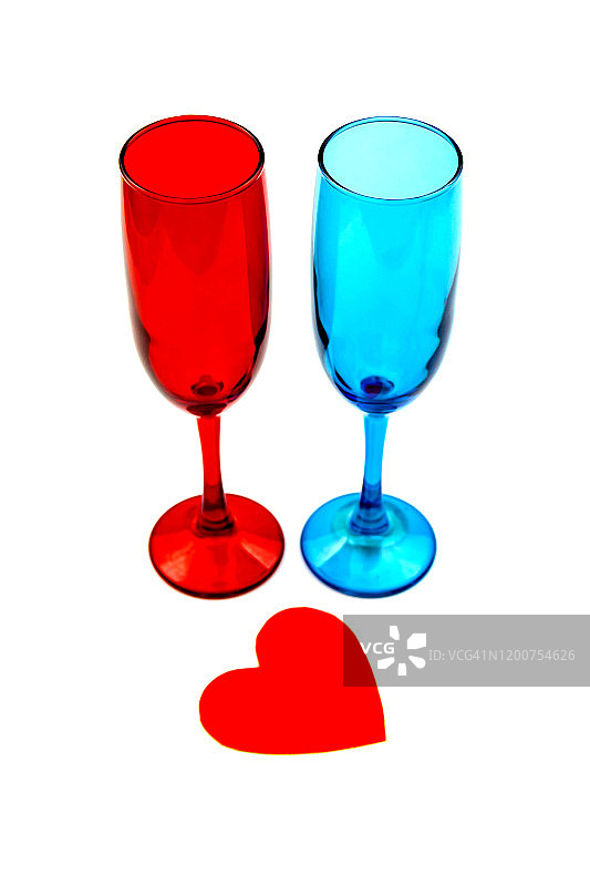 情人节组合：彩色香槟酒杯与红色情人节爱心图片素材