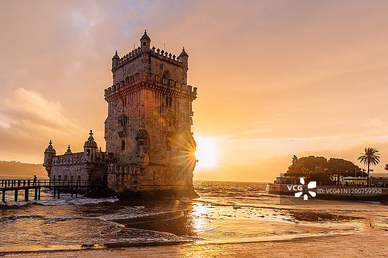 日落下的贝伦塔，里斯本，葡萄牙图片素材