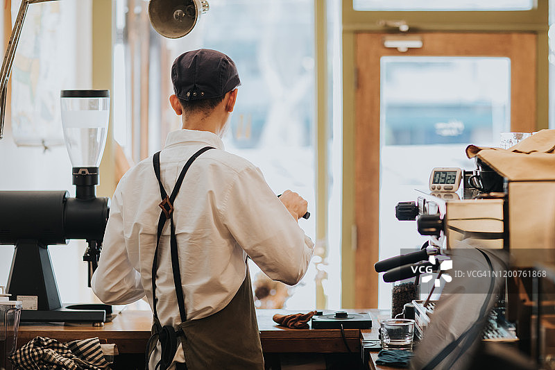 咖啡师在咖啡吧台制作滴滤咖啡图片素材