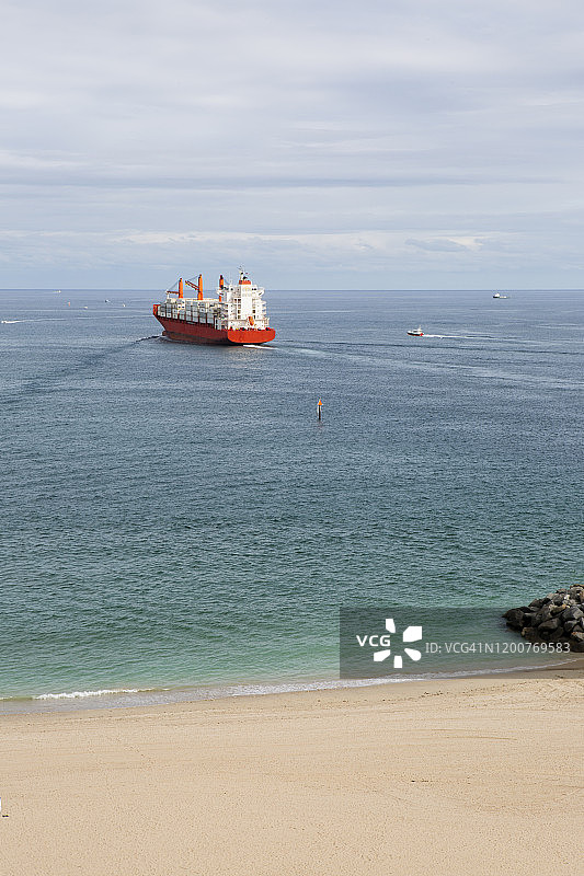 满载货物的巨型油轮驶向平静的海面图片素材