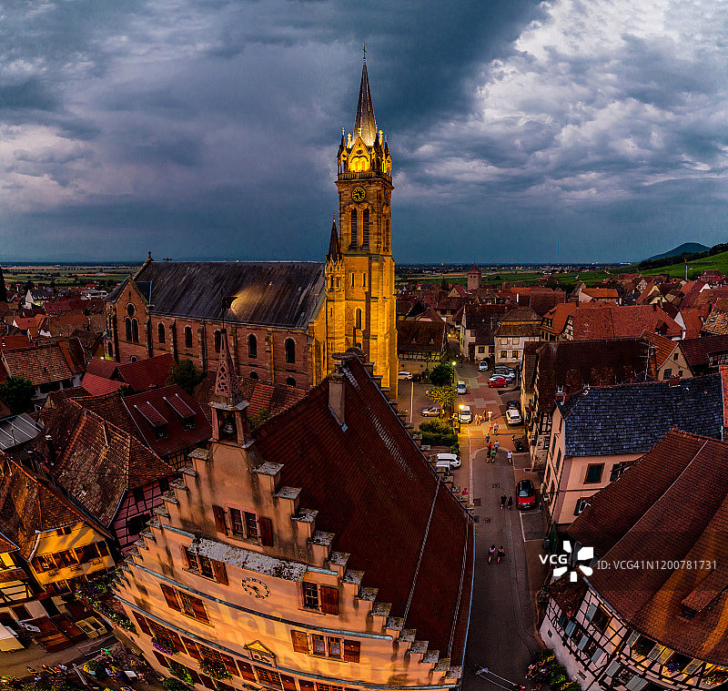 航拍夜幕下的阿尔萨斯丹巴克-拉维尔村全景图片素材